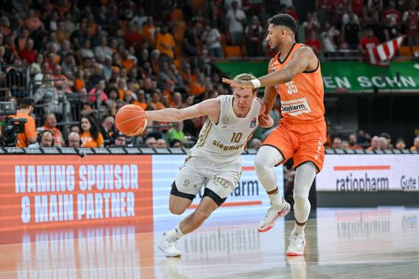 展现出极强 展现出极强